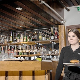 Ella Virtanen työskentelee yrityksensä kautta Ravintola Hullu Ponissa Aurassa asiakaspalvelutehtävissä. Y-tunnuksen hankkiminen on auttanut samaan asiakkaita, myös ravintolan työssä se oli tarpeen.