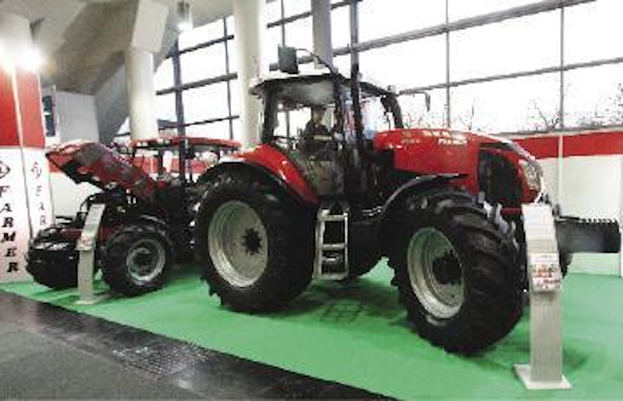 Farmer on puolalainen traktorivalmistaja, joka kertoo valmistavansa edullisia mutta vankkoja koneita. Agritechnicassa yrityksen osastolla oli esillä Farmer 5 -mallisto, jonka tehovaihtoehdot ovat 97 ja 112 hv. Kuvan F7-23032-traktorin teho on 230 hevosvoimaa, mutta malli ei ole vielä tuotannossa. Tehtaan edustajan mukaan seuraavaksi esitellään uusi 160 hv:n traktori. Suomessa Farmer-traktoreita edustaa oululainen HS-tarvike. (UO)