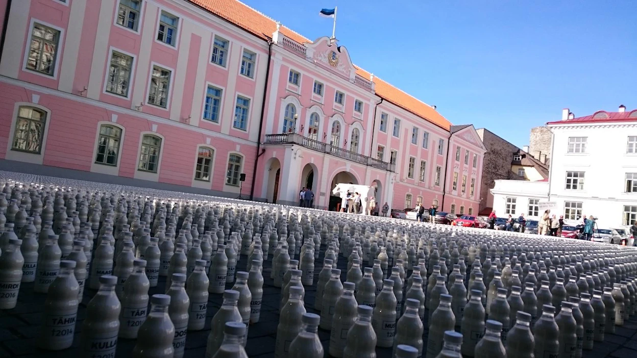 Jokaisessa pullossa Tallinnan mielenosoituksessa oli lehmän nimi. Ne merkkasivat Venäjän kriisin aikana teurastettuja lypsylehmiä.