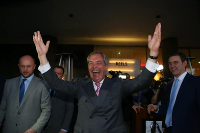 Brexit-kampanjaa johtanut itsenäisyyspuolueen Nigel Farage tuulettaa. LEHTIKUVA/AFP