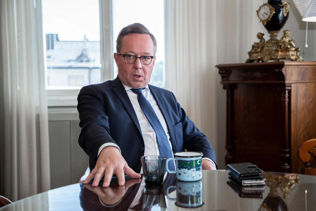 Valtiovarainministeri Mika Lintilän (kesk.) mukaan Postin rakenteet olisi pitänyt käydä läpi jo vuosia sitten.