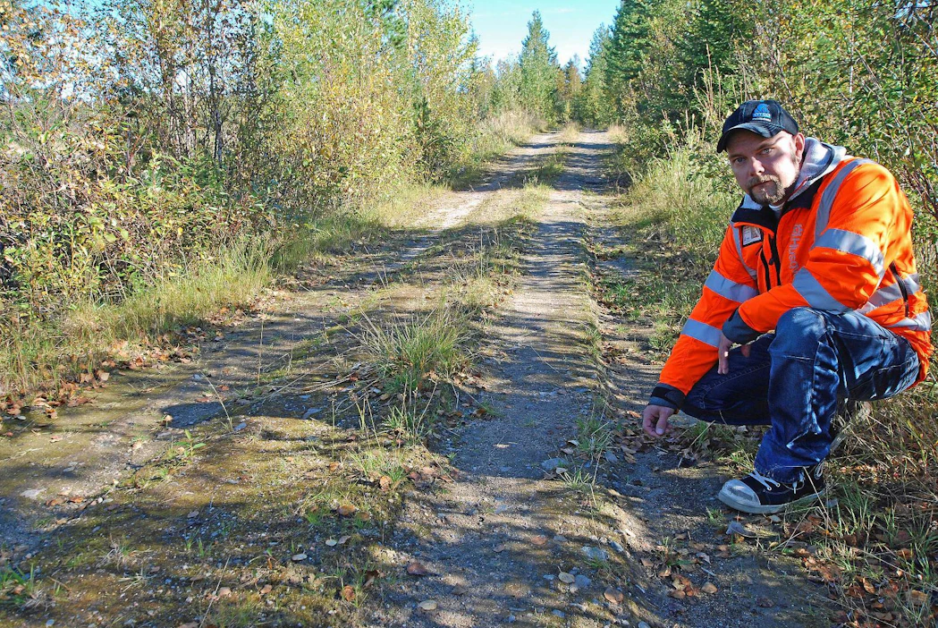 Tienpitoon kannattaa ryhtyä jo siinä vaiheessa, kun ensimmäiset painaumat näkyvät. Viivyttely pahentaa tilannetta ja nostaa kustannuksia tulevina vuosina, Otso Metsäpalvelujen operaattori Jukka Ylisirniö Rovaniemeltä kertoo.