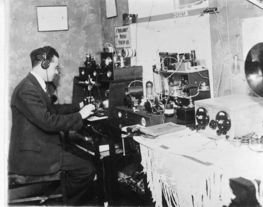 Radioamatöörien toiminta käynnistyi 15. syyskuuta 1921 Nuoren Voiman liiton radioryhmässä.