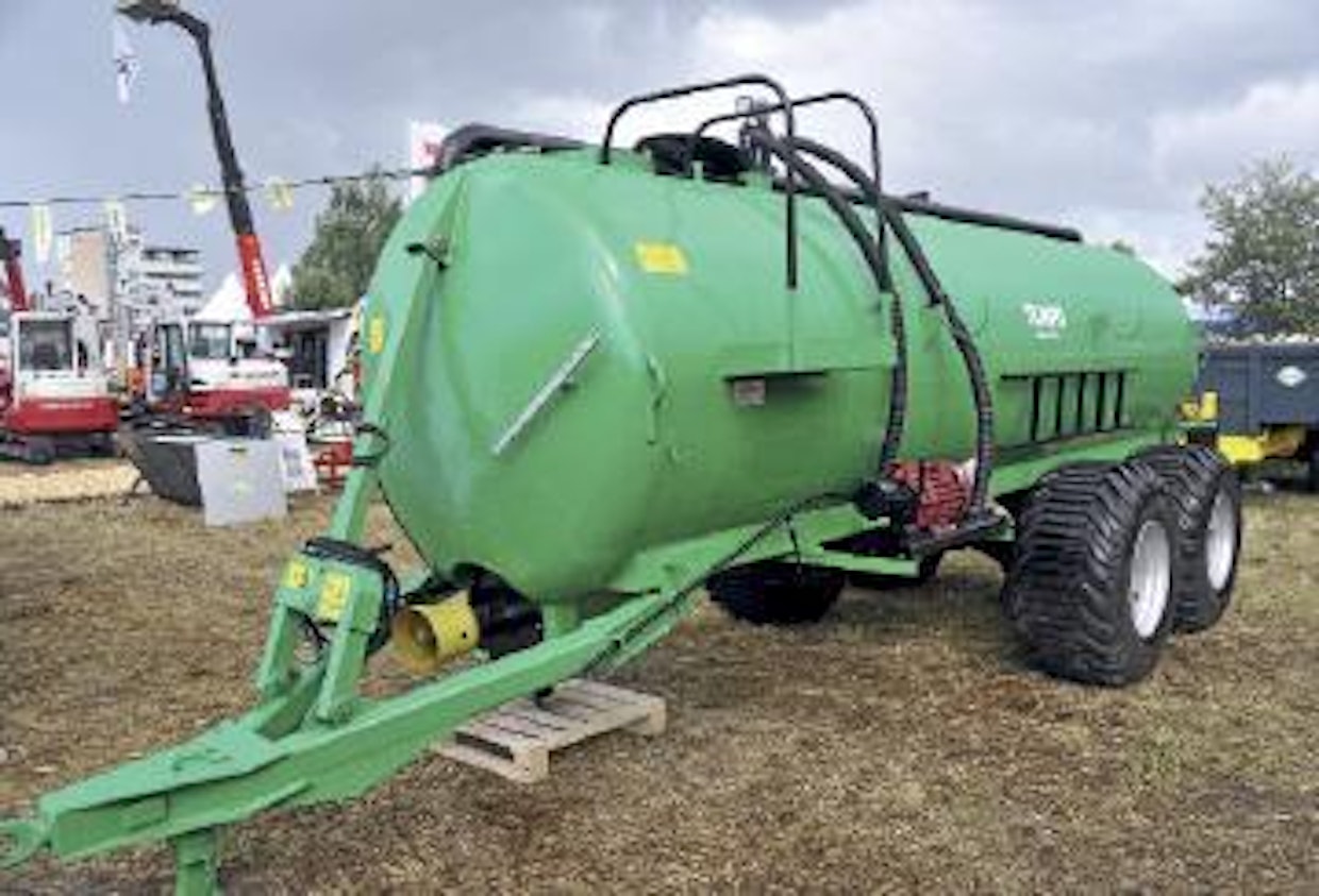 Tempo-imulevitinvaunu on uutuus, jota ei ehditty vielä viimeistelemään käyttökuntoon Farmari-messuille. Hertelin alipainepumppu toimii hydraulimoottorilla. Ajonaikainen kierrätys on vakiona. Sekoitustehoa on parannettu yläpuolisella letkutuksella. Aiemmissa malleissa letkut olivat alapuolella. (HK)