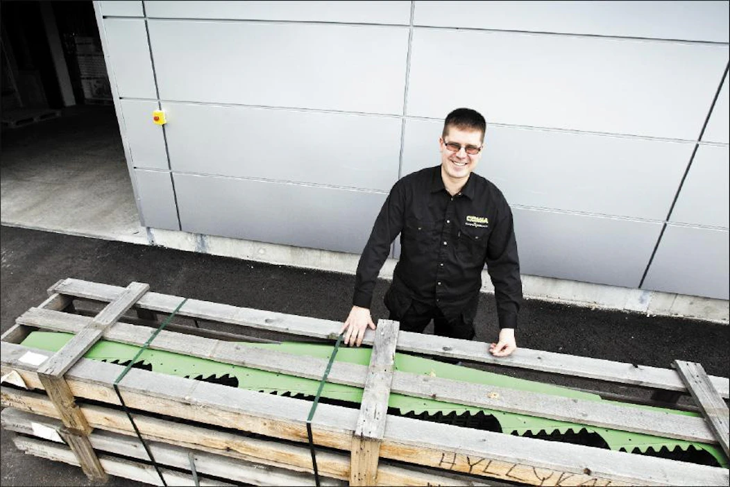 John Deere -puimurin kaksi kohlinta valmiina lähtöön Hyvinkään varaosavarastolla. Nämä kuuluvat suurimpiin toimittamiimme varaosiin, kertoo varastoesimies Petri Velling. Kari Salonen