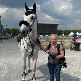 Juuli-siskon kilpahevonen Lopez vd Oude Heihoef on yksi Nyppy Kontion hoidettavista hevosista Euroopan kisakentillä.