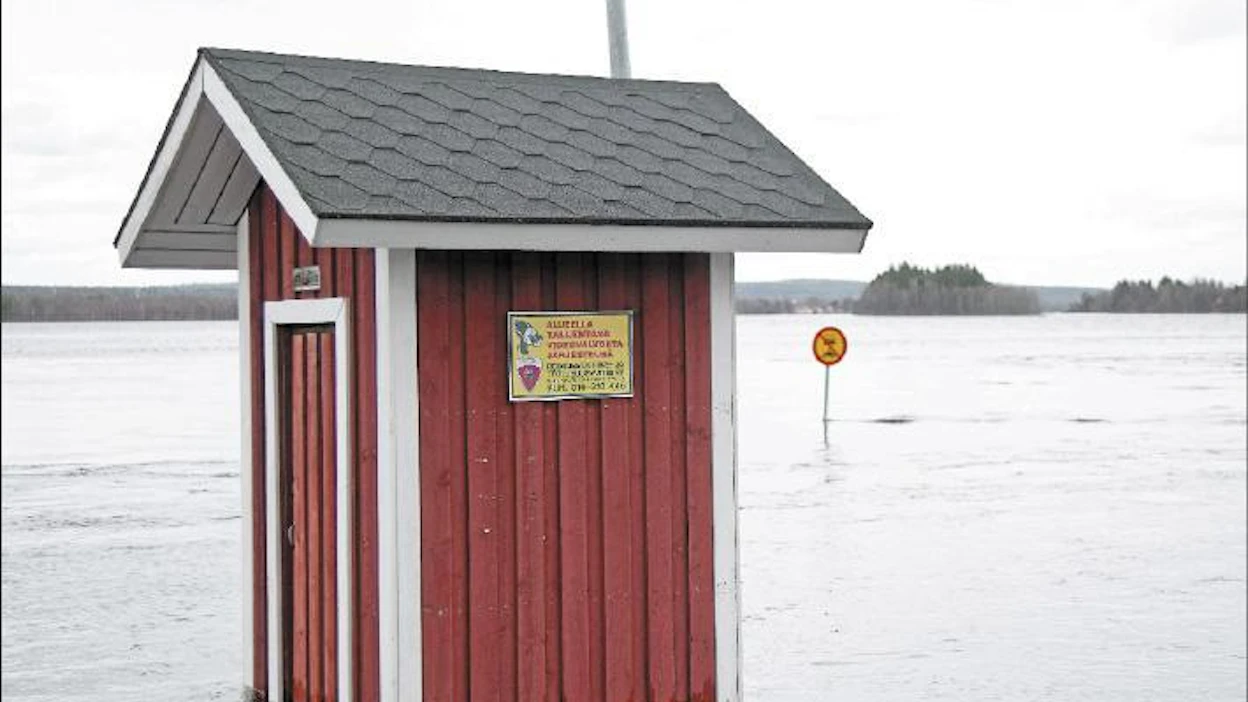 Kaisa Siren/lehtikuva Ounas- ja Kemijoki tulvivat kaduille Rovaniemellä viikonloppuna.