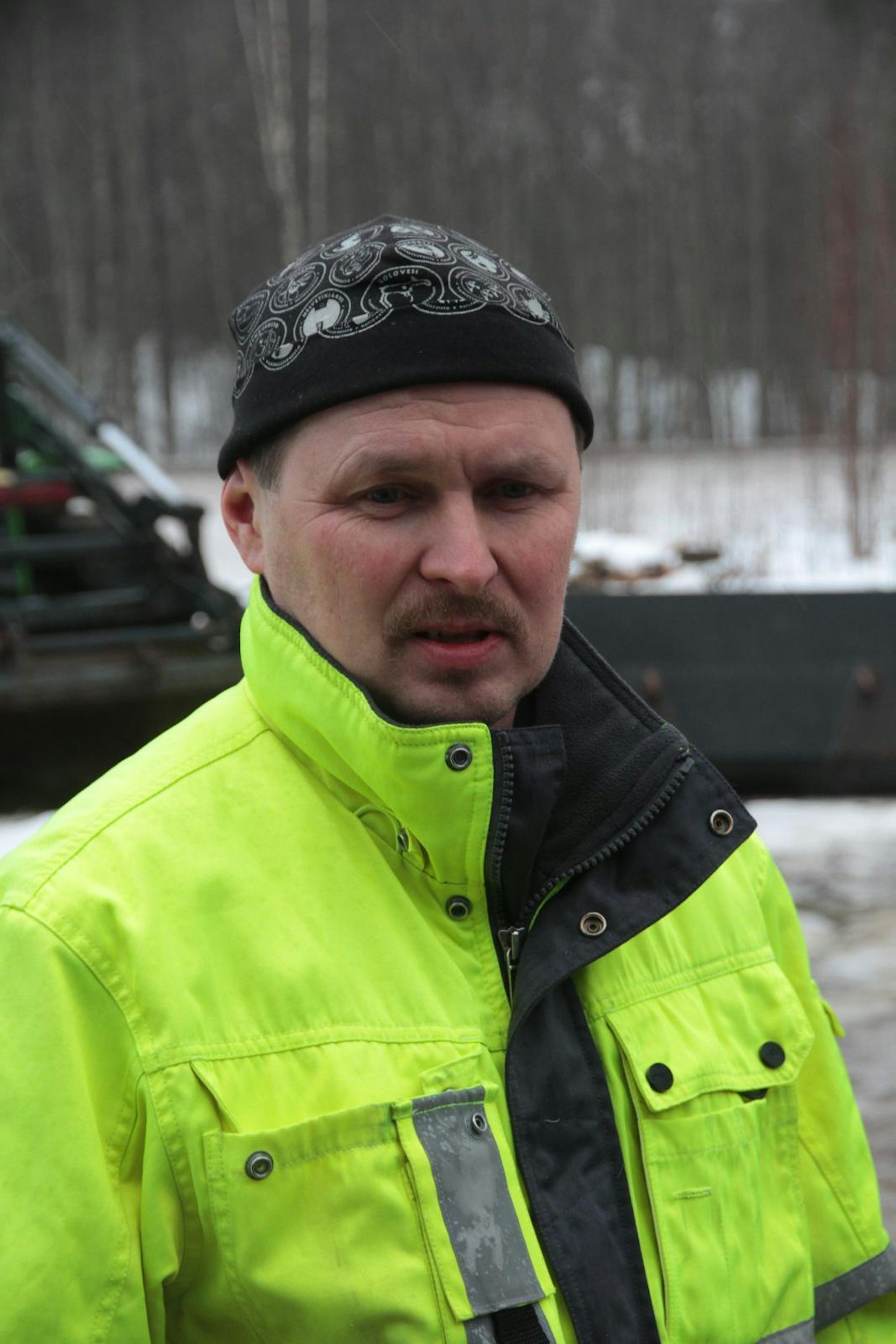 Janne Lavonen on monitoimiyrittäjä, jonka vastuulle kuuluu myös kymmenien kilometrien aurausurakat. (vasen kuva)Kiinteistöhuollossa lisälaitteita voi joutua vaihtamaan tiuhaa, jolloin sarjapikaliitin on ehdoton lisävaruste.
