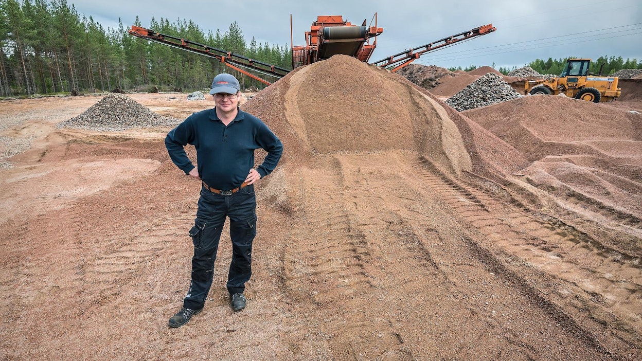 Maatalousyrittäjä Petri Ontto-Panulan sora-alueelta saadaan salaojasoraa, sorateiden pintasoraa ja hiekoitushiekkaa.