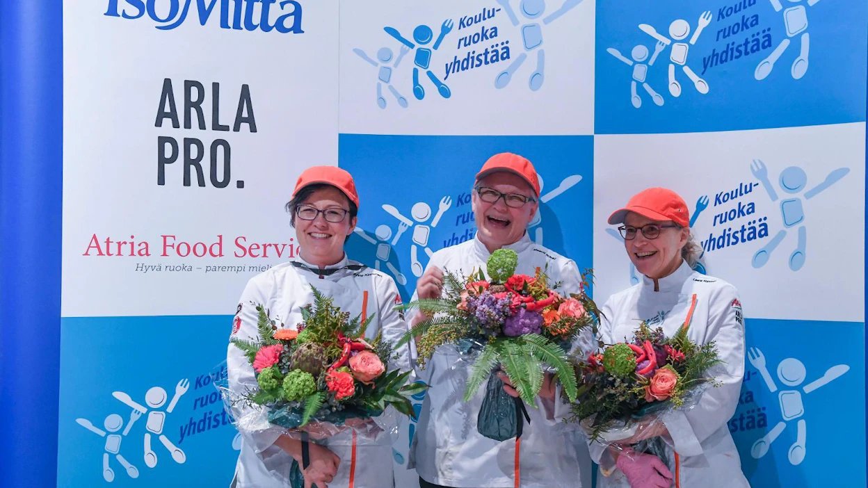 Vuoden 2018 kouluruokakilpailun voittajajoukkue: Anne Kinnunen (vas.), Meerit Kärki ja Leena Koponen Joensuun Enon koulun Polkka – Pohjois-Karjalan tukipalvelut Oy:sta.