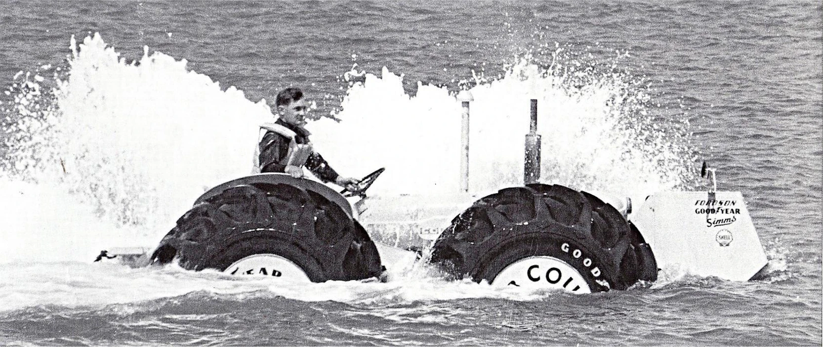 David Tappin ohjaaman County 4x4 -traktorin Englannin kanaalin ylitys alkoi 30.7.1963 Ranskan rannikolta.