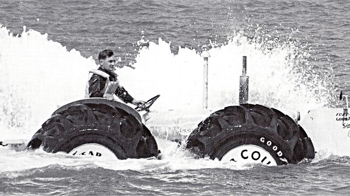 David Tappin ohjaaman County 4x4 -traktorin Englannin kanaalin ylitys alkoi 30.7.1963 Ranskan rannikolta.