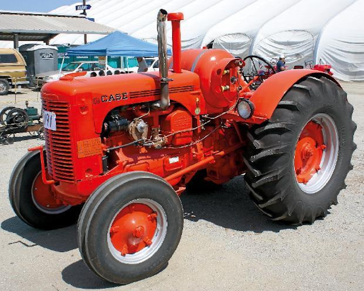 Alun perin nestekaasukäyttöisiksi tehdyt traktorit voitiin startata suoraan kaasulla, näkyvin ero tavalliseen malliin oli vain polttoainetankin tilalla oleva huomattavan suuri kaasusäiliö. Case LA oli 40-luvulla valmistajan suurin malli, teho petroolimoottorilla 49 hv, nestekaasukäyttöisenä 60 hv.