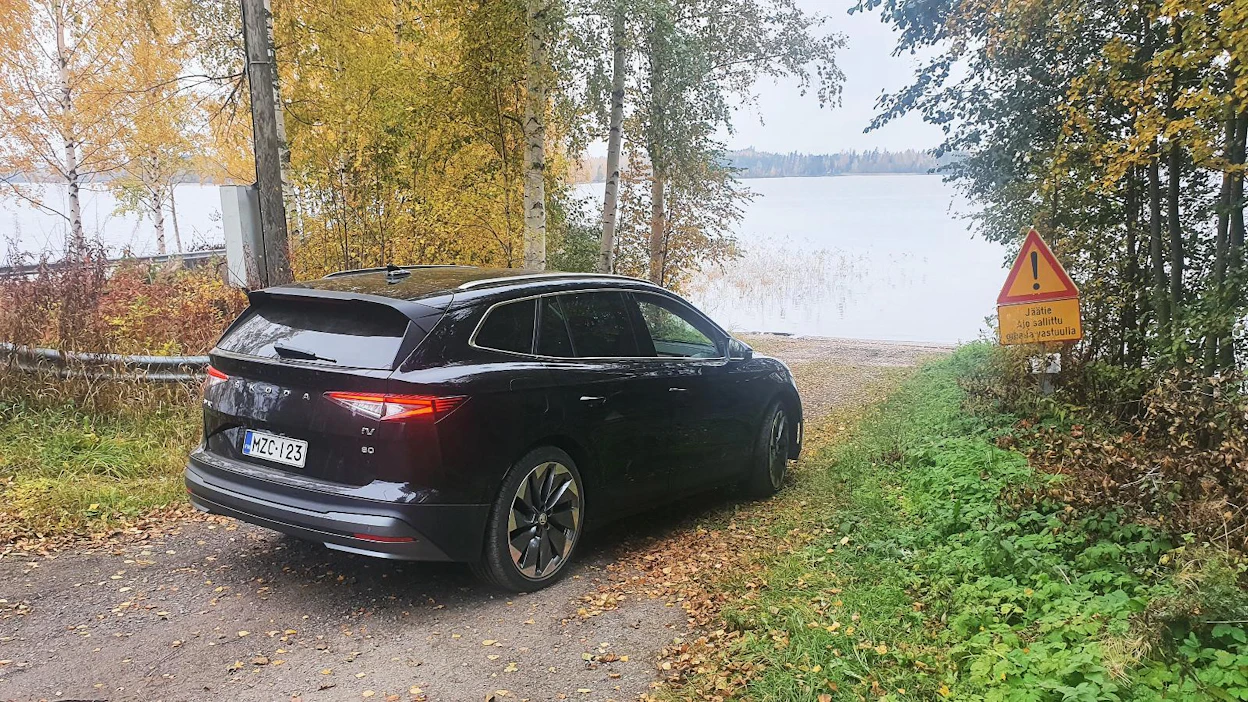 Skoda oli hyvä matkakumppani. Syysaamuna sähköttömällä mökillä Saimaan saaressa jännitti, miten paljon kylmyys syö kantamaa. Yllättävän vähän ja kilometrit riittivät hyvin, vaikka reserviä ei kovin paljon ollutkaan.