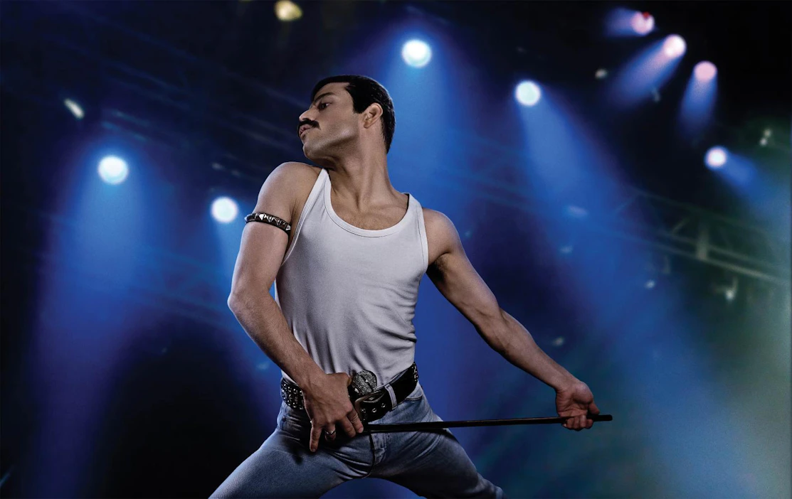 Rami Malek esittää Freddie Mercurya, joka äänellään ja esiintymisellään villitsee yleisöä.