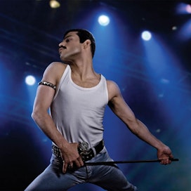 Rami Malek esittää Freddie Mercurya, joka äänellään ja esiintymisellään villitsee yleisöä.