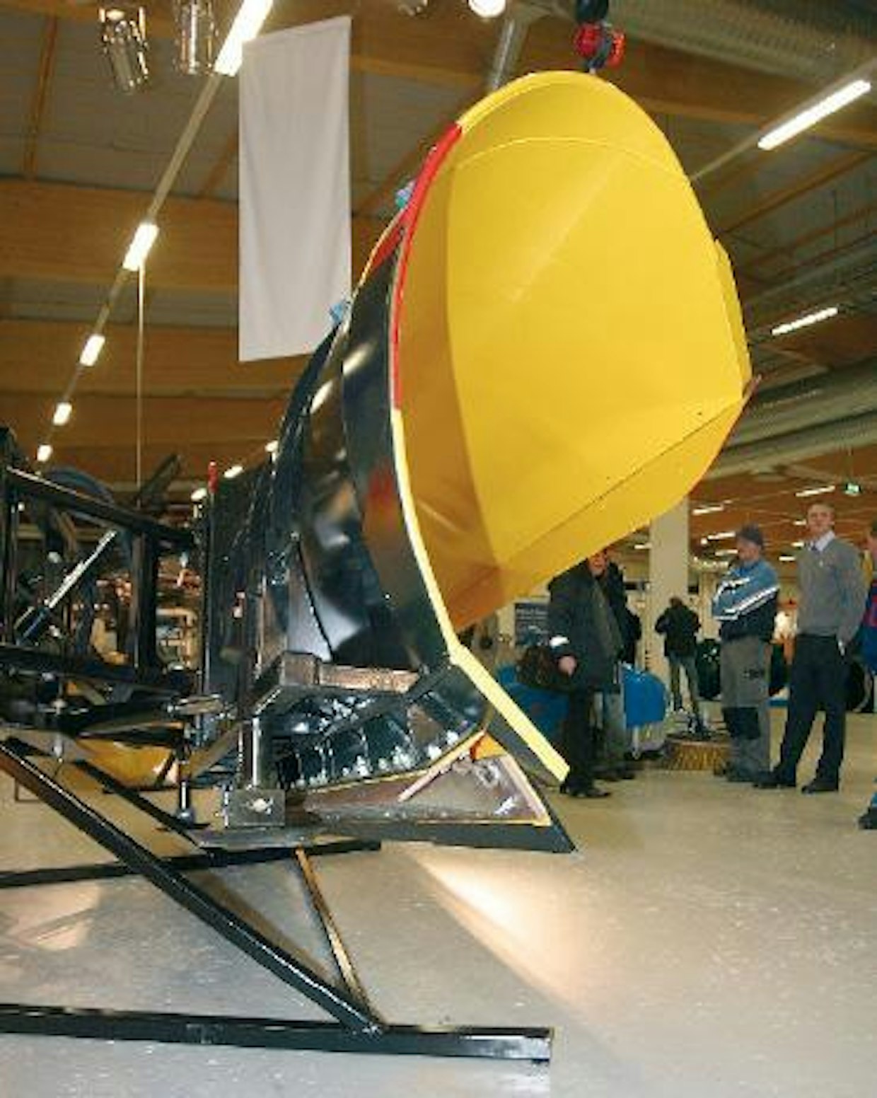 Arctic Machinen suunnittelemassa meluttomassa lumiaurassa terän ja siiven välissä on polyuretaanista tehty joustoelementti. Terä seuraa tien pintaa tarkasti ja myös tiemerkinnät kuluvat vähemmän.