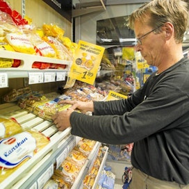 Helsingissä Pikku-Huopalahden Siwan myymäläpäällikkö Jukka Rautio järjesteli viime marraskuussa leipähyllyä.