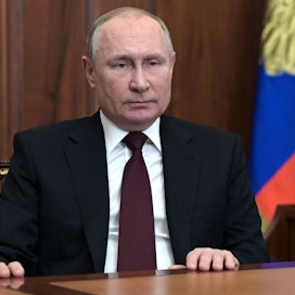 Venäjän presidentti Vladimir Putin allekirjoitti Itä-Ukrainan separatistialueiden itsenäisyyden tunnustamista koskevan määräyksen maanantaina. LEHTIKUVA/AFP
