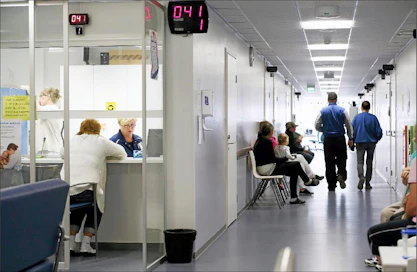Säästöjä etsitään muunmuassa terveyspalveluista.Palveluesimies Leena Törmänen otti alkuviikolla ilmoittautumisia vastaan Iin terveys-keskuksessa. Pekka Fali