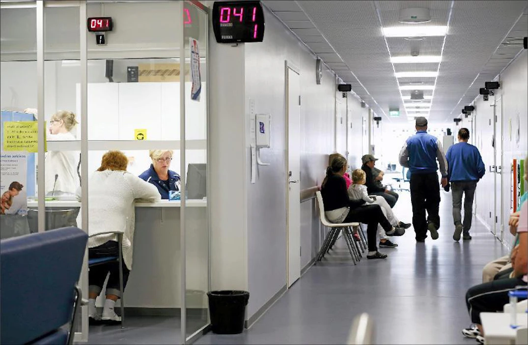 Säästöjä etsitään muunmuassa terveyspalveluista.Palveluesimies Leena Törmänen otti alkuviikolla ilmoittautumisia vastaan Iin terveys-keskuksessa. Pekka Fali