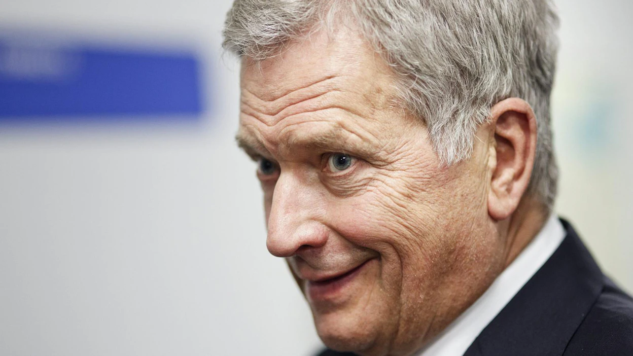 Sauli Niinistö muistuttaa, että oikeus käyttää omaa kieltään on perustuslain turvaama oikeus. LEHTIKUVA / RONI REKOMAA