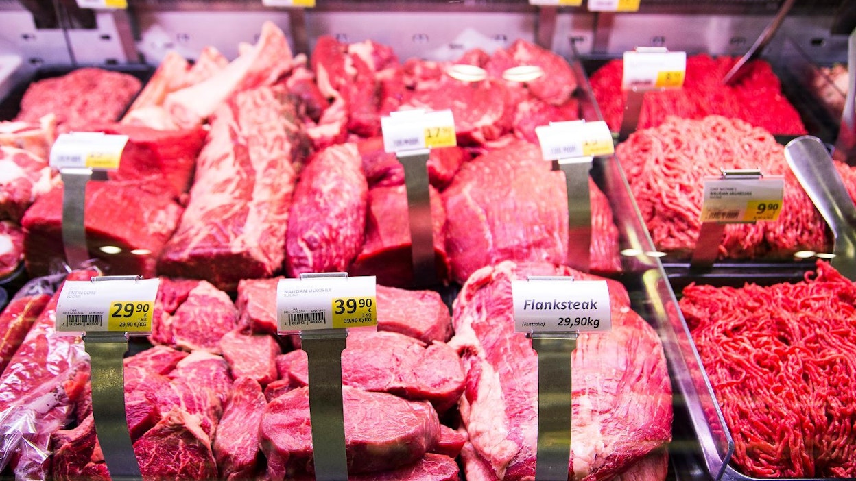 Vihreät nuoret ehdottavat lihaveroa. "Samoilla resursseilla saa tuotettua kasvisruokaa kymmenen kertaa enemmän kuin eläintuotteita. Siksi meidän kannattaa keskittyä tuottamaan ruokaa ihmisille karjan rehun sijaan", toteaa Vihreiden nuorten toinen puheenjohtaja Amanda Pasanen.