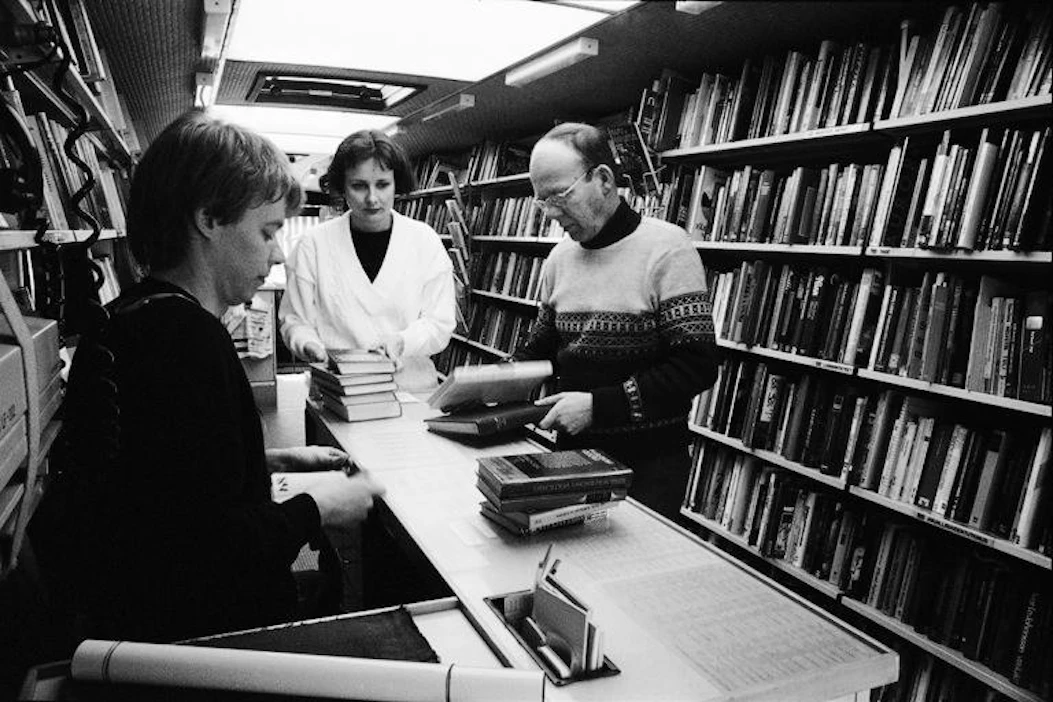 Suomessa lukeminen on vuodesta toiseen suosittu harrastus. Kuvassa kirjaston asiakkaat hakevat luettavaa kirjastoautosta Helsingissä vuonna 1988.