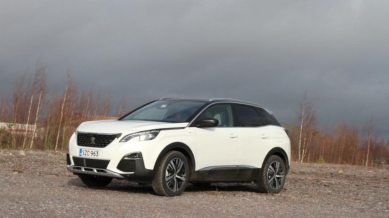 Peugeot 3008 HYbrid4 perään voi kytkeä perävaunu ja hinata enintään 1250 kg massaa.