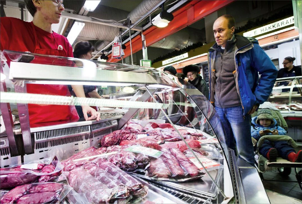 Jani-Pekka Heikkinen ostaa aina kotimaista lihaa, vaikka ulkomainen olisi tarjouksessa. Mukana ostoksilla oli poika Pauli. Kari Salonen
