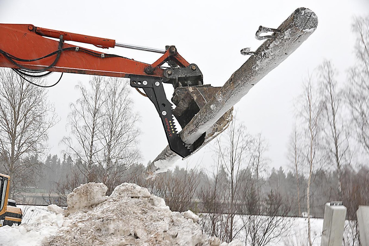 Sopivalla puristusotteella voidaan siirrellä niin pylväitä kuin vaikkapa kaapeliputkia.