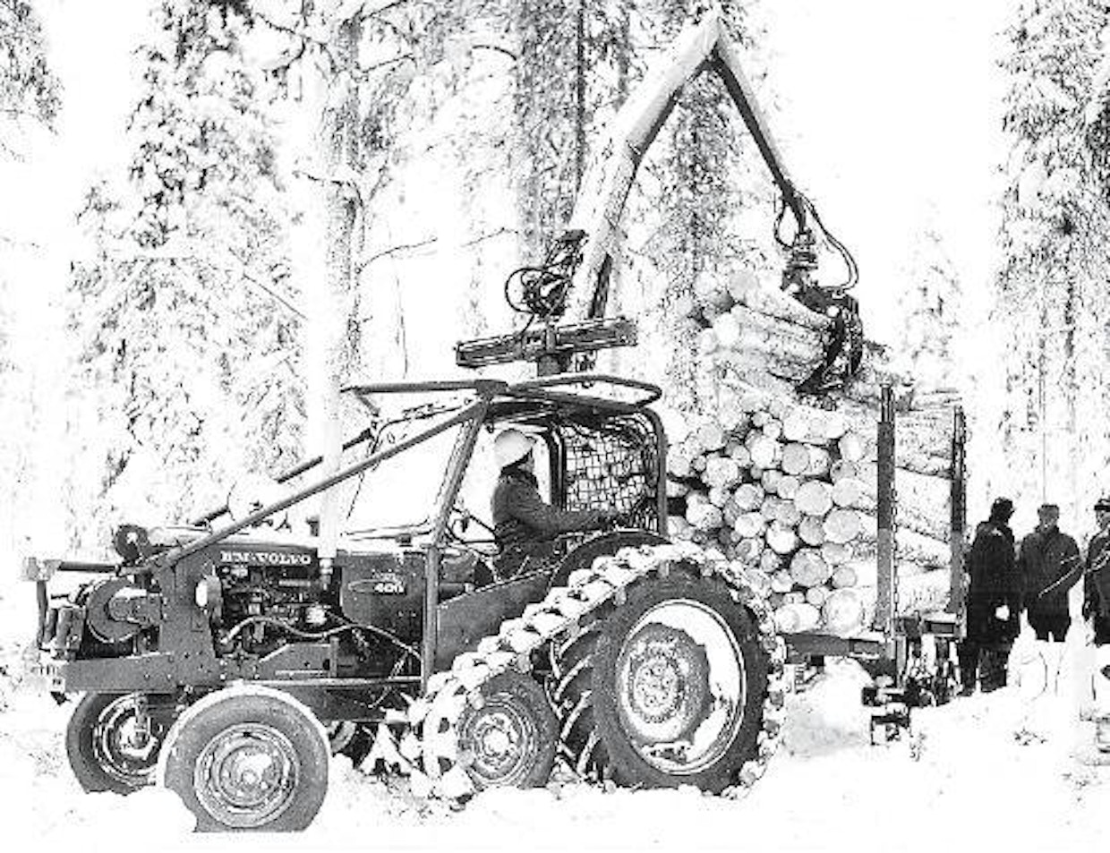 Kevyiden hydraulikuormainten tuleminen 60-luvun puolivälissä muutti puunkuljetusten luonnetta radikaalisti. Puoliteloilla ja nokkavinssillä tavallisesta takavetoisesta maataloustraktorista saatiin varsin maastokelpoinen, mutta peltokäyttöön suunniteltujen traktoreiden perustekniikka tuotti useasti pettymyksiä. Ohjaamoergonomiasta alettiin puhua vasta 70-luvun puolella. Kuvassa BM-Volvo Buster 400 metsävarusteissa.