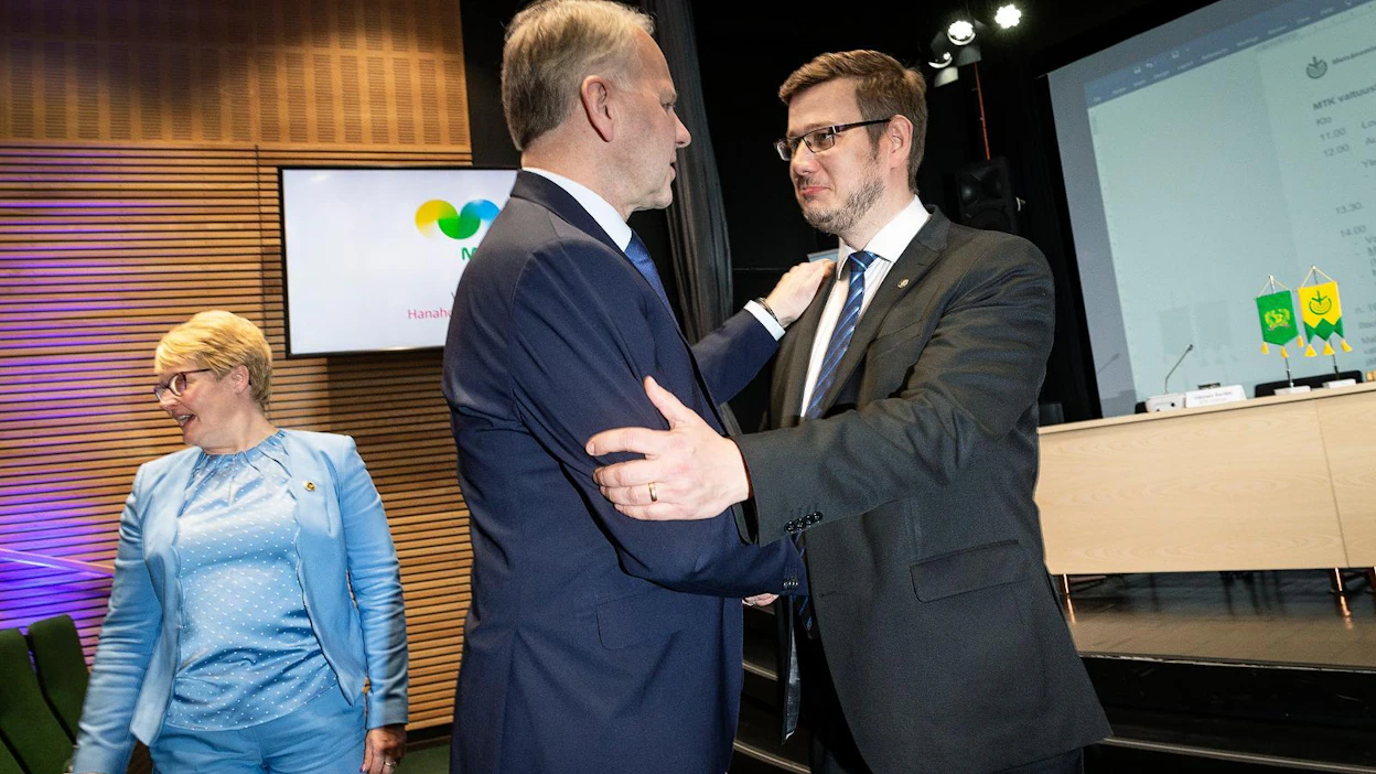 MTK:n valtuuskunnan puheenjohtaja Eerikki Viljanen kiitti maa- ja metsätalousministeriä kuluvasta hallituskaudesta. Takana MTK-Etelä-Pohjanmaan puheenjohtaja Johanna Kankaanpää.