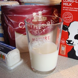 Hupeneeko kotimaisten maitotuotteiden valikoima Ison-Britannian kaupoissa, kun tiloille ei löydy työvoimaa?