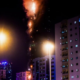 Sharjan kaupungissa sijaitsevan Abbco Tower -asuintalon palossa loukkaantui ainakin seitsemän ihmistä. LEHTIKUVA / AFP