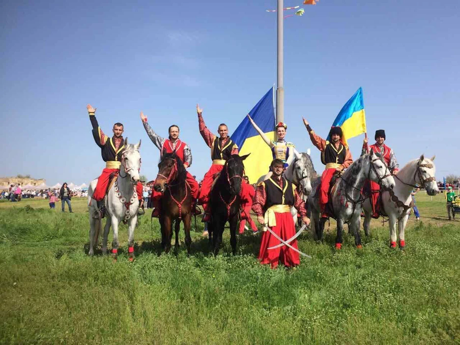 Ukrainan kasakat ovat esiintyneet sekä Helsingin että Tallinnan Horse Show´ssa. Heidän hevosensa saivat ensimmäisen rekkakuorman avustusrehuja keskiviikkona 9.3.