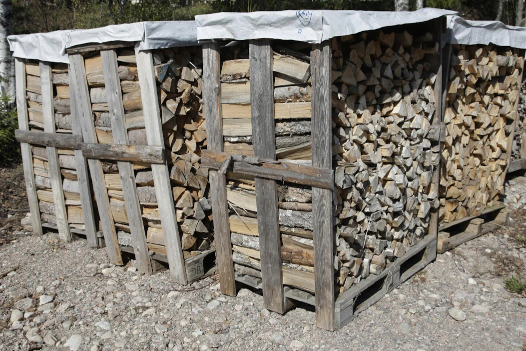 Pientalojen käyttämän polttopuun energiasisältö vastaa metsähakkeen, vesivoiman tai turpeen energiakäyttöä. Keskimäärin puuta lämmitykseen käyttävät pientalot polttavat vajaa viisi kuutiota puuta vuodessa.