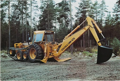 Valtra UM 475 oli malliston järein vastapainokaivuri 1970-luvulla. Peruskoneena on Valmet 1112 -teollisuustraktori. Koneessa oli Lännen kehittämä runkorakenne, johon kaivulaite, vastapainot, öljysäiliö ja pohjapanssari kiinnitettiin. Valmetin suuret myyntimäärät ja kattava myynti- ja huoltoverkosta takasivat Valtra-merkin alla myydyille Lännen tehtaiden tuotteille hyvän menekin.