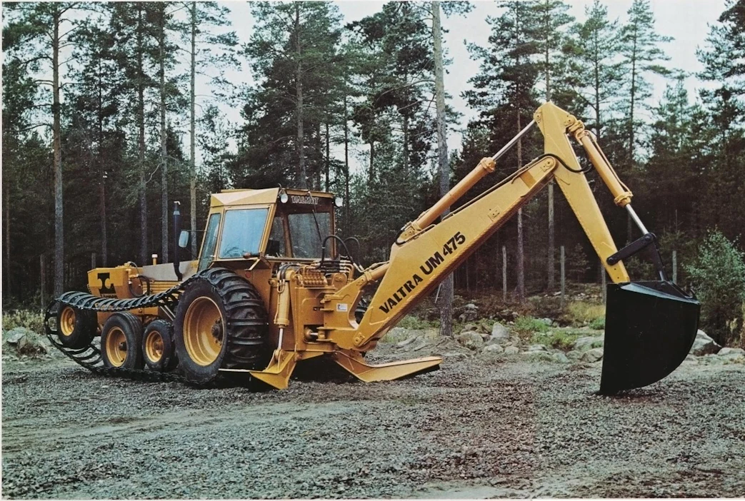 Valtra UM 475 oli malliston järein vastapainokaivuri 1970-luvulla. Peruskoneena on Valmet 1112 -teollisuustraktori. Koneessa oli Lännen kehittämä runkorakenne, johon kaivulaite, vastapainot, öljysäiliö ja pohjapanssari kiinnitettiin. Valmetin suuret myyntimäärät ja kattava myynti- ja huoltoverkosta takasivat Valtra-merkin alla myydyille Lännen tehtaiden tuotteille hyvän menekin.