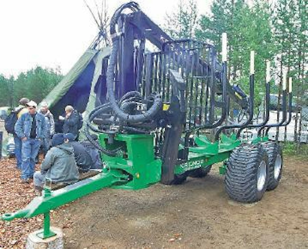 Kronos 125H -metsäperävaunussa on kotelopalkkirunko. Karikoiden paikat voi valita vapaasti lukuun ottamatta teliakselin kohdalla olevaa. Kuormatilan pituus on varustuksesta riippuen 4,2–5,2 metriä ja poikkipinta-ala 3,2 neliötä. Vaunun kantavuus on 12,5 tonnia ja omapaino jälleen varustuksesta riippuen 3000–3700 kiloa. Kahdella sylinterillä varustetun aisaohjauksen kokonaiskääntökulma on 66 astetta. 600/50-22.5 -rengastuksella saavutetaan 0,6 metrin maavara. Hydrauliset jarrut sisältyvät varustukseen, vakiona jarruttaa kaksi ja valinnaisena neljä pyörää. Kuormainjalustaan saa tarvittaessa tukijalat, vaunun toimitetaan myös ilman jalustaa. Valot ja heijastimet sisältyvät varustukseen. Hydraulinen rullaveto (16 kN) on lisävaruste. Valmistaja on kruunupyyläinen Wikar Oy Ab ja myynnistä vastaa Valtra Oy AB. (HH)
