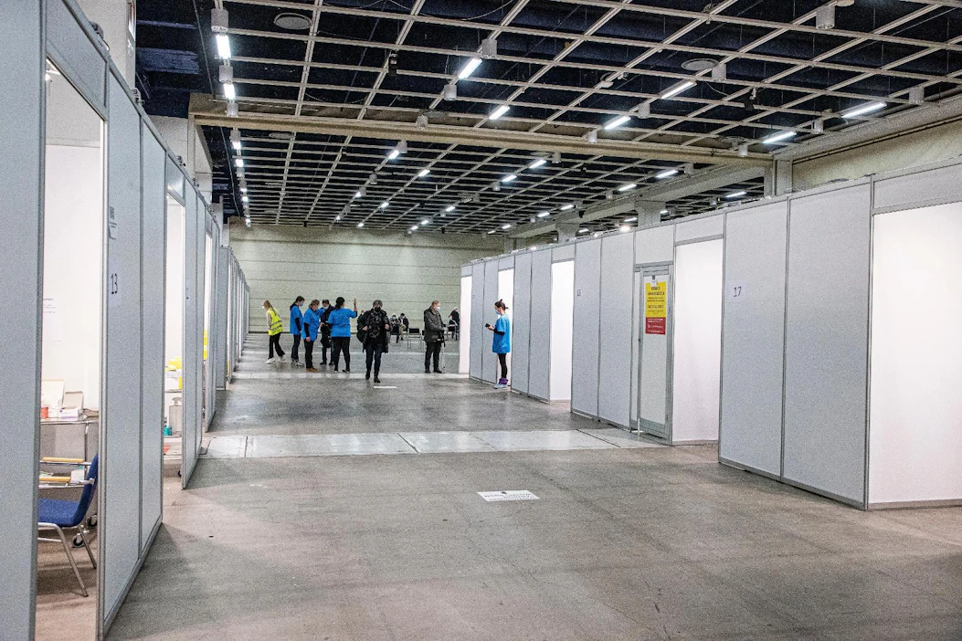 Luottamus hallituksen koronatoimiin on laskenut vuoden takaisesta tilanteesta ja myös tämän kevään aiemmista gallupeista. Helsingin messukeskuksessa oli helmikuussa paljon tyhjää, kun siellä avattiin rokotukset.
