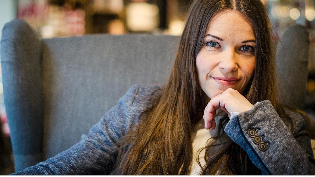 Erja Lyytisen uusi levy on aiempia henkilökohtaisempi. ”Äitiys muuttaa naista vahvasti. Se ja arjen ristiaallokot ovat siirtyneet musiikkiin.” Miro Palokallio