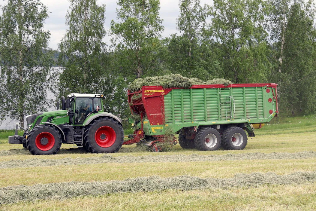 Noukkimen yläpuolelle kallistuva etulaita lisää kuormatilaa viidellä kuutiolla, joka kasvattaa suuremman 2-akselisen vaunumallin vesitilavuuden 46 kuutioon.