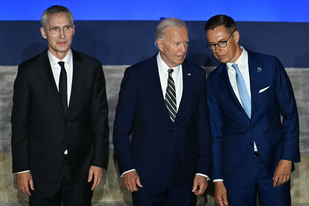 Presidentti Stubb esiintyi Yhdysvaltain presidentti Joe Bidenin vierellä osana seremoniaa. LEHTIKUVA/AFP.