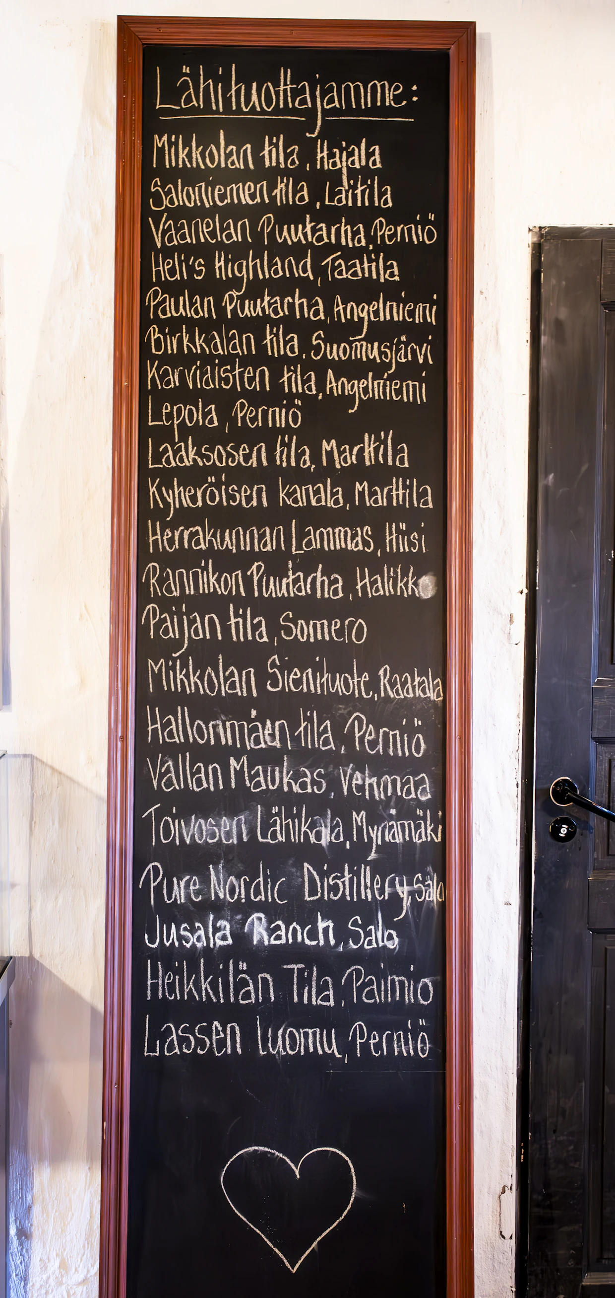Liitutaulu ravintolasalissa kertoo, mistä raaka-aineet tulevat. Paikallisuus ja lähituotteet ovat Krouvin valtti.