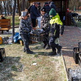 Ukrainalaiset järjestäytyivät hyvin nopeasti avuksi erilaisiin tehtäviin siinä, kuinka puolustaa kotimaataan hyökkääjää vastaan. Kuva molotovin cocktaileja kantavista nuorista on Užorodista Länsi-Ukrainasta sodan neljäntenä päivänä.