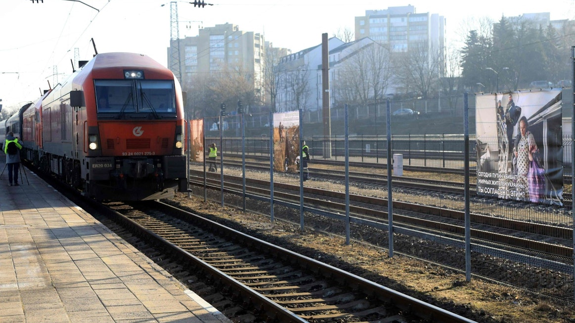 Venäjän on pelätty voivan käyttää sotilaallista voimaa päästäkseen Liettuan läpi erillisalueelle, ellei rautatiereittiä avattaisi. Moskovasta tullut juna pysähtyi maaliskuussa Vilnassa matkalla Kaliningradiin. LEHTIKUVA/AFP. 