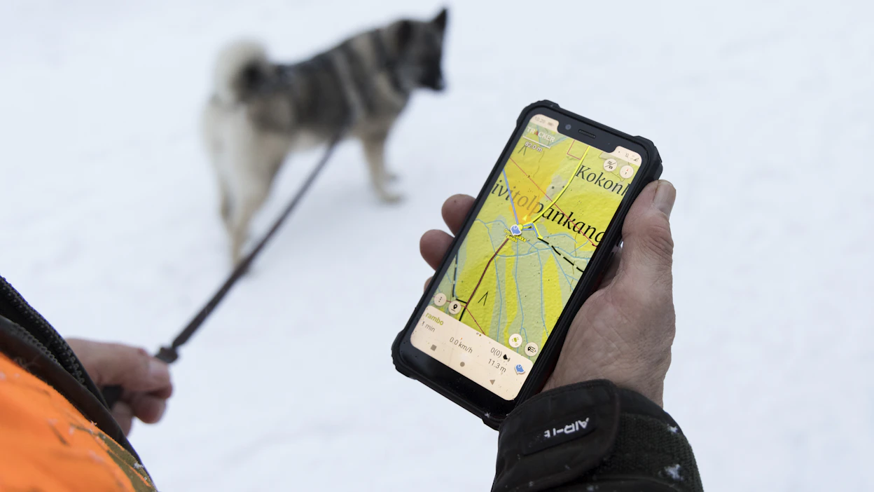 Yrittäjä Janne Knuutinen kehittää heikkojen verkkoyhteyksien alueille räätälöityjä 4G-reitittimiä. Hän on saanut runsaasti yhteydenottoja metsästäjiltä, joilla on ollut maastossa ongelmia kartta-aplikaatioiden käytössä. Kuvituskuva.