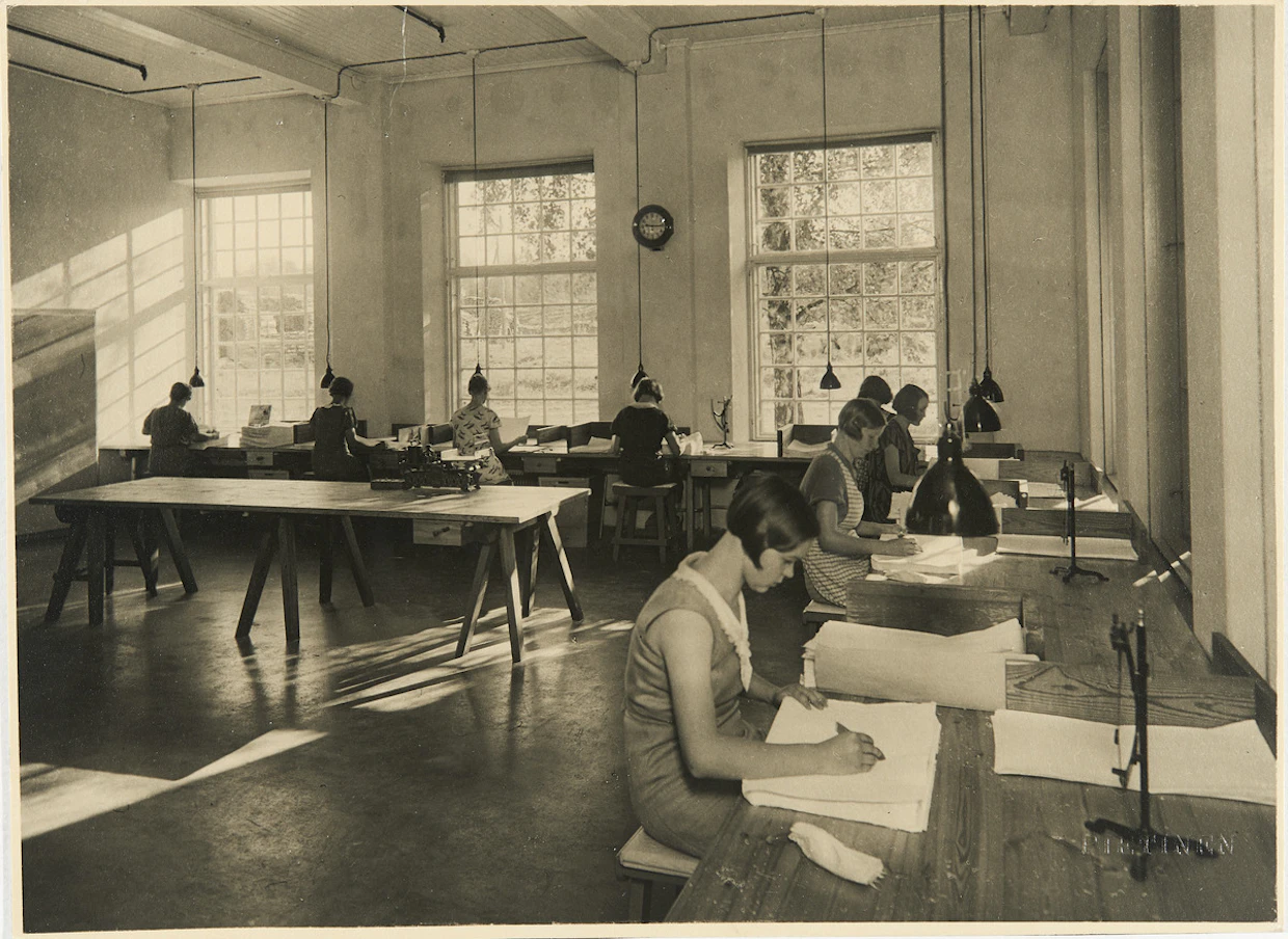 Käsintehtyjen paperiarkkien tarkastusosasto työntekijöineen 1933.