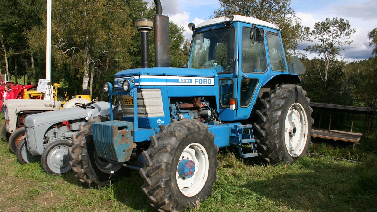 Ford 9700 4WD -traktoria valmistettiin vuosina 1977-79 Antwerpenissä, Belgiassa.